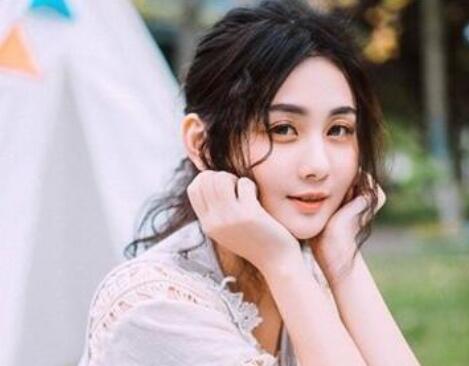 額頭大適合什么劉海？